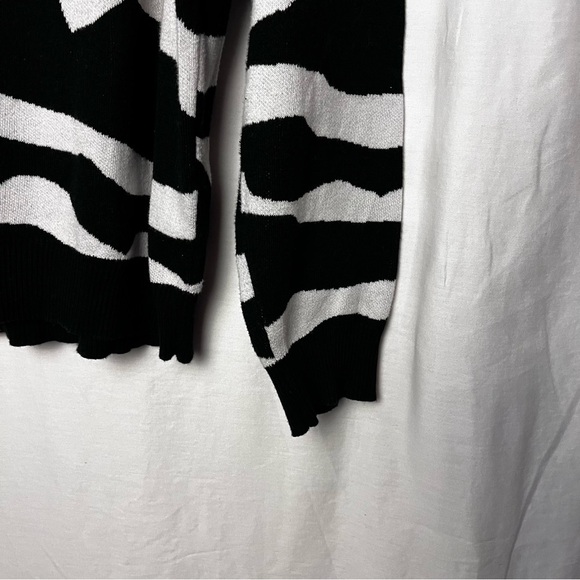 Zara | Black White Oversized Zebra Knit Long Sleeve Sweater, Large - Picture 4 of 6